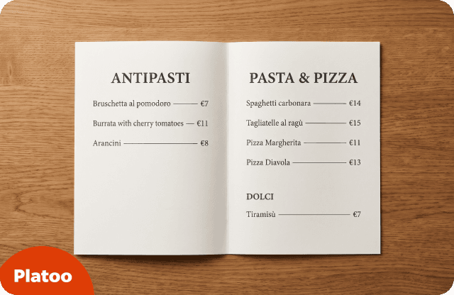 Díptico impreso abierto con antipasti en el panel izquierdo y pasta, pizza y dolci en el derecho, sobre una mesa de madera