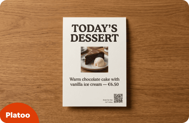 Expositor de mesa impreso que anuncia el postre del día, bizcocho de chocolate caliente con helado de vainilla, con una foto y un código QR que lleva a la carta completa