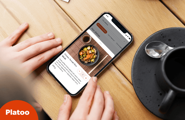 Преимущества интерактивного QR-меню Platoo перед PDF: мгновенное обновление стоп-листа, визуальная стимуляция заказов через качественные фото блюд и автоматический перевод меню с помощью ИИ