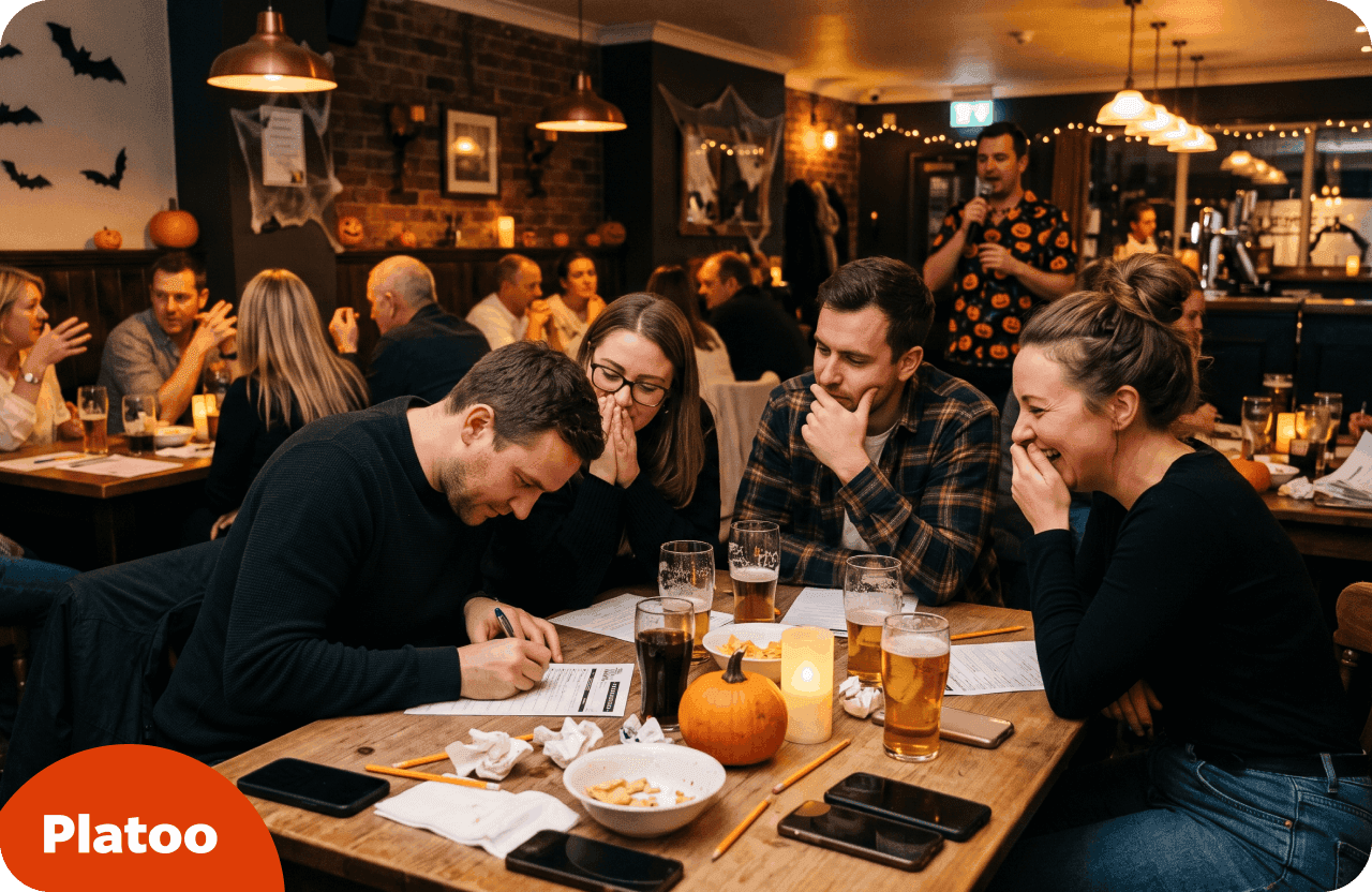 Freundesgruppen an Restauranttischen schreiben bei einem Halloween-Pubquiz Antworten auf Quizbögen