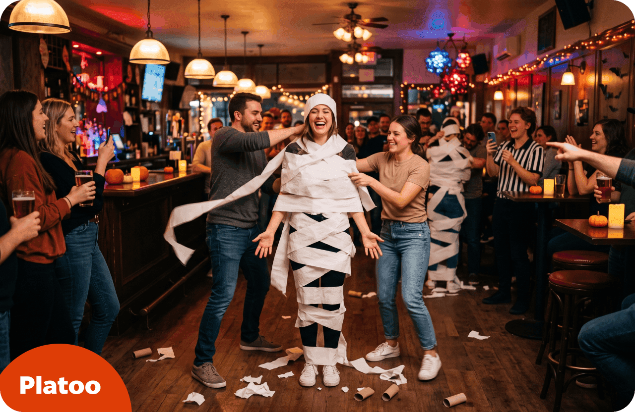 Zwei Teams wickeln in einer Bar eine lachende Freundin bei einem Mumien-Wickelrennen in Toilettenpapier ein